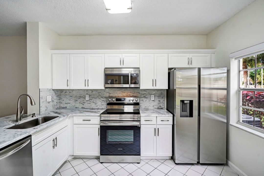 For Rent: $2,800 (2 beds, 2 baths, 1090 Square Feet)