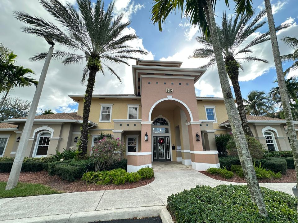 For Sale: $279,500 (2 beds, 2 baths, 1058 Square Feet)