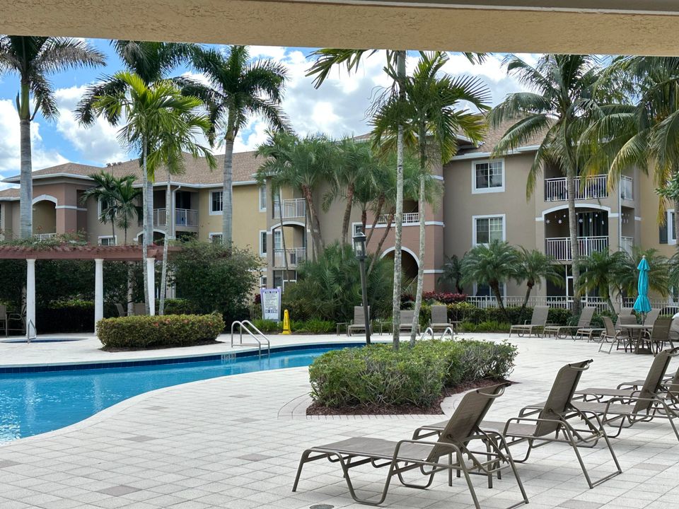 For Sale: $279,500 (2 beds, 2 baths, 1058 Square Feet)