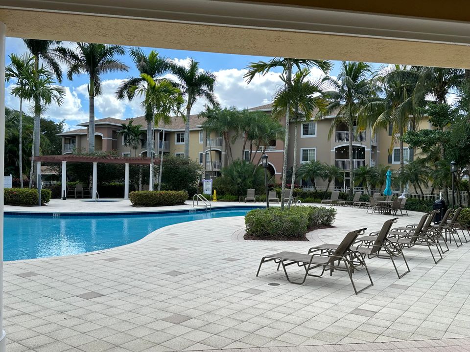 For Sale: $279,500 (2 beds, 2 baths, 1058 Square Feet)