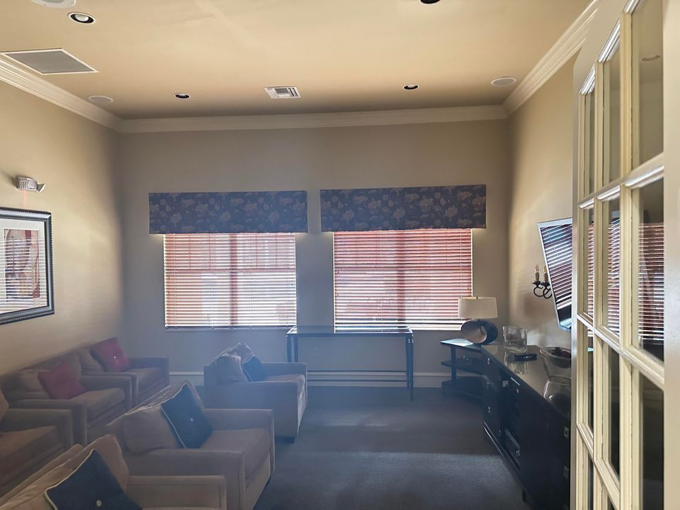 For Sale: $279,500 (2 beds, 2 baths, 1058 Square Feet)