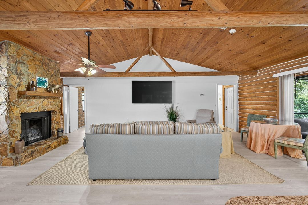 For Rent: $10,000 (4 beds, 2 baths, 1560 Square Feet)