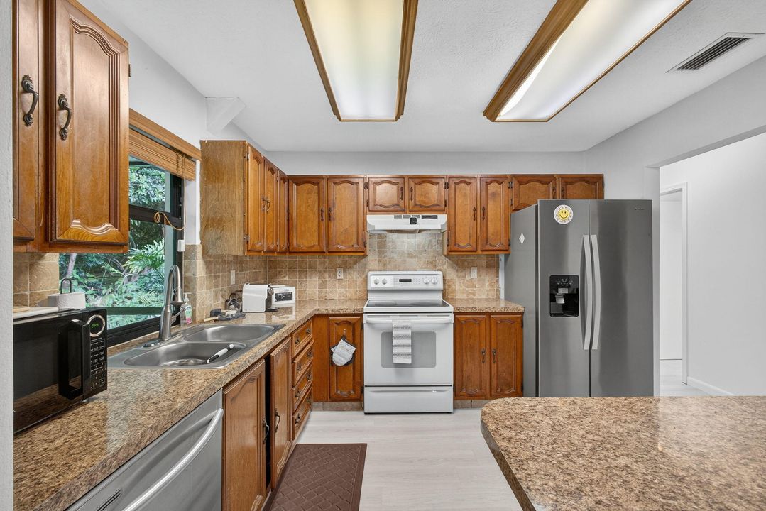 For Rent: $10,000 (4 beds, 2 baths, 1560 Square Feet)