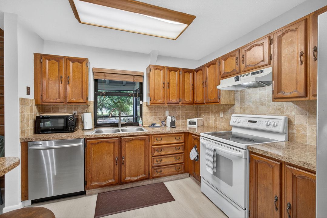 For Rent: $10,000 (4 beds, 2 baths, 1560 Square Feet)