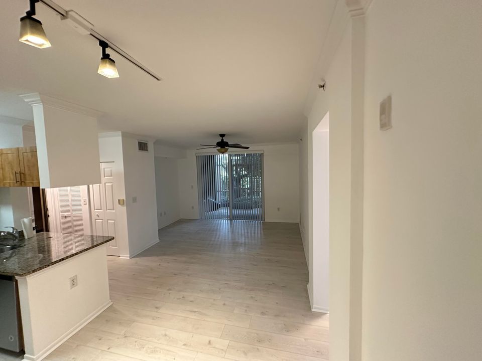 For Sale: $279,500 (2 beds, 2 baths, 1058 Square Feet)