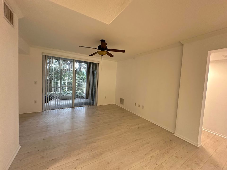 For Sale: $279,500 (2 beds, 2 baths, 1058 Square Feet)