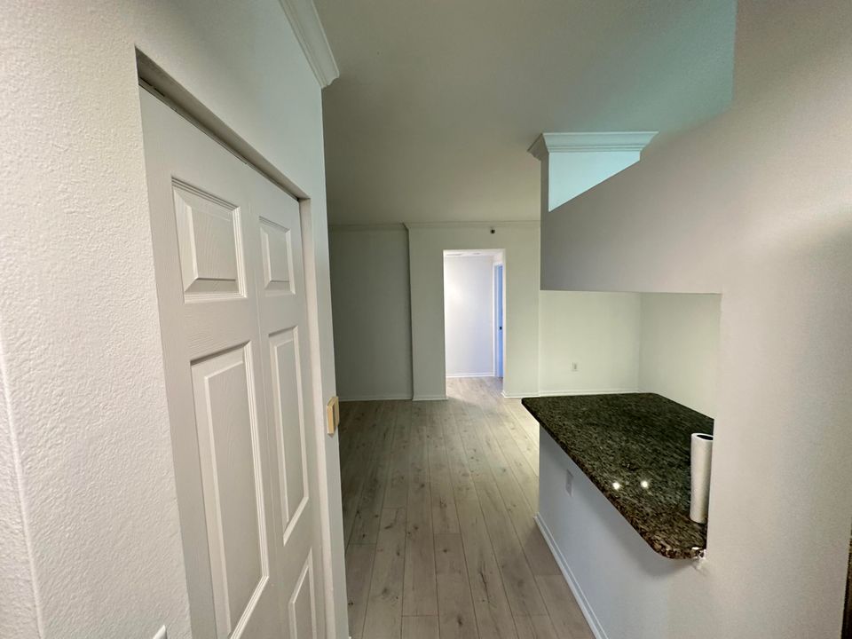 For Sale: $279,500 (2 beds, 2 baths, 1058 Square Feet)