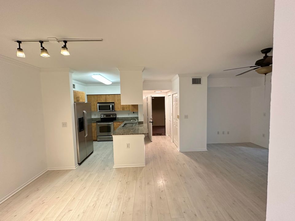 For Sale: $279,500 (2 beds, 2 baths, 1058 Square Feet)