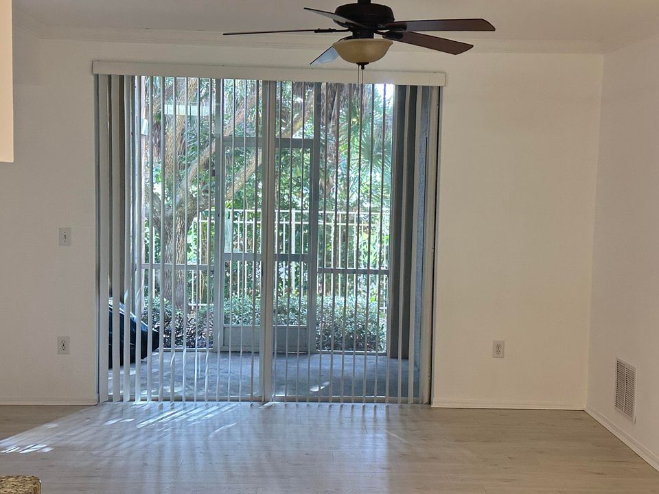 For Sale: $279,500 (2 beds, 2 baths, 1058 Square Feet)