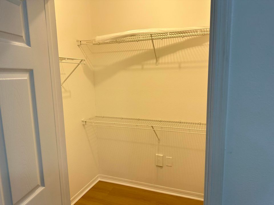 For Sale: $279,500 (2 beds, 2 baths, 1058 Square Feet)