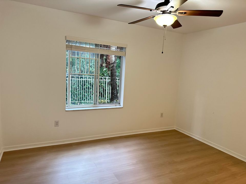 For Sale: $279,500 (2 beds, 2 baths, 1058 Square Feet)