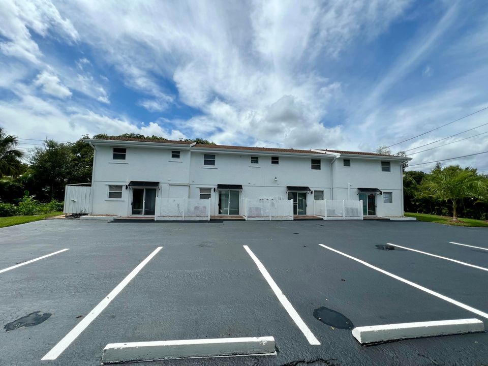 出租: $2,150 (2 贝兹, 1 浴室, 960 平方英尺)