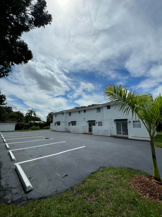 出租: $2,150 (2 贝兹, 1 浴室, 960 平方英尺)