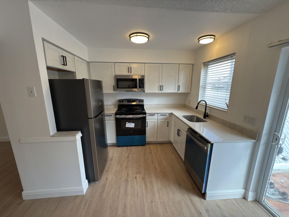 出租: $2,150 (2 贝兹, 1 浴室, 960 平方英尺)