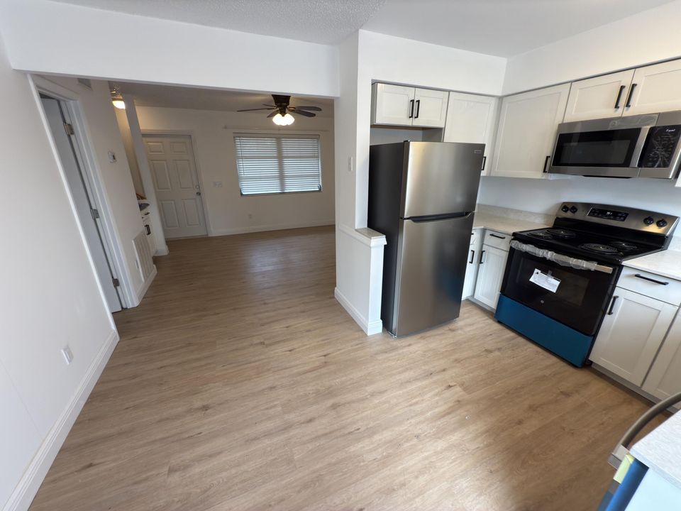 出租: $2,150 (2 贝兹, 1 浴室, 960 平方英尺)