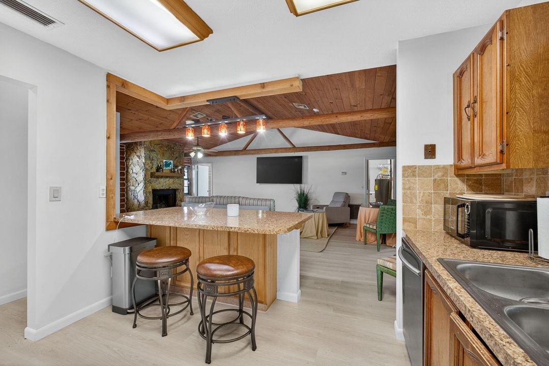 For Rent: $10,000 (4 beds, 2 baths, 1560 Square Feet)