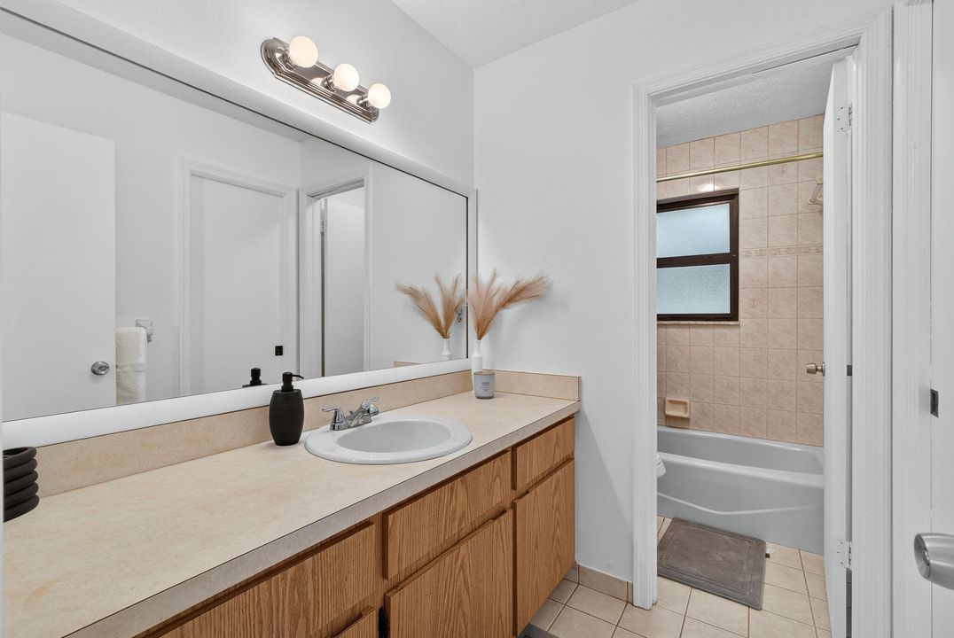 For Rent: $10,000 (4 beds, 2 baths, 1560 Square Feet)