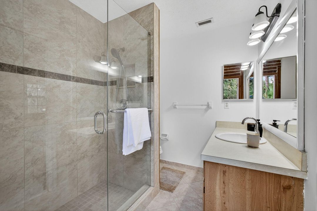 For Rent: $10,000 (4 beds, 2 baths, 1560 Square Feet)