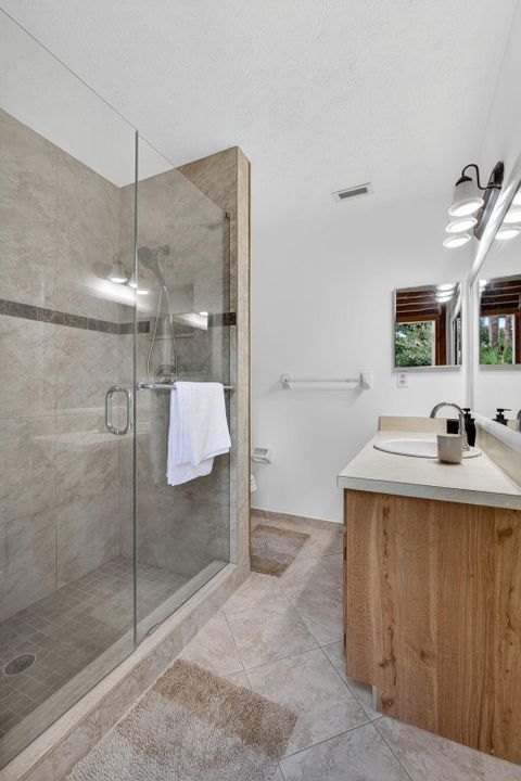 For Rent: $10,000 (4 beds, 2 baths, 1560 Square Feet)