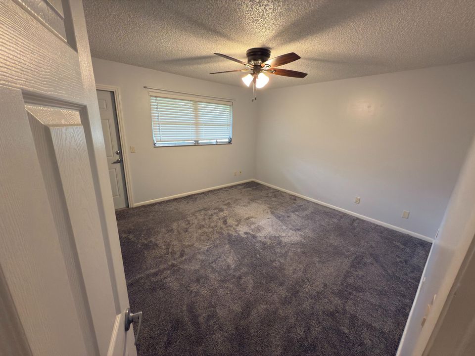 出租: $2,150 (2 贝兹, 1 浴室, 960 平方英尺)