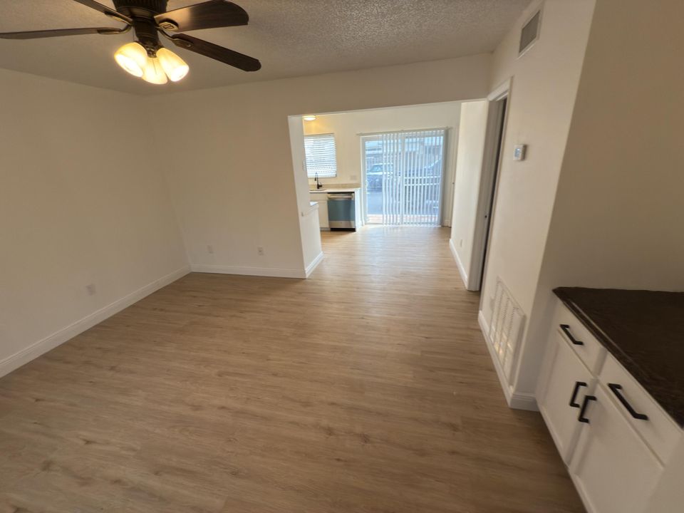 出租: $2,150 (2 贝兹, 1 浴室, 960 平方英尺)