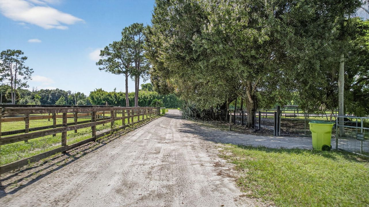 For Rent: $10,000 (4 beds, 2 baths, 1560 Square Feet)