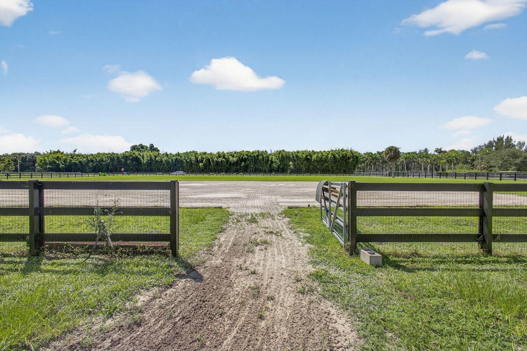 For Rent: $10,000 (4 beds, 2 baths, 1560 Square Feet)