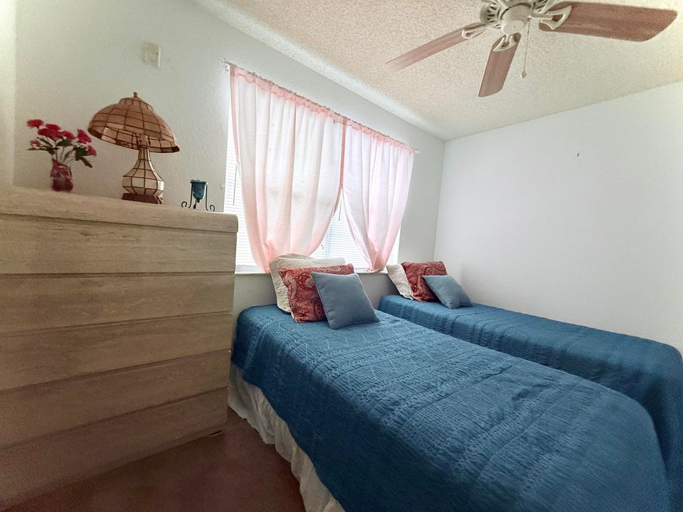 На продажу: $160,000 (2 спален, 2 ванн, 886 Квадратных фут)