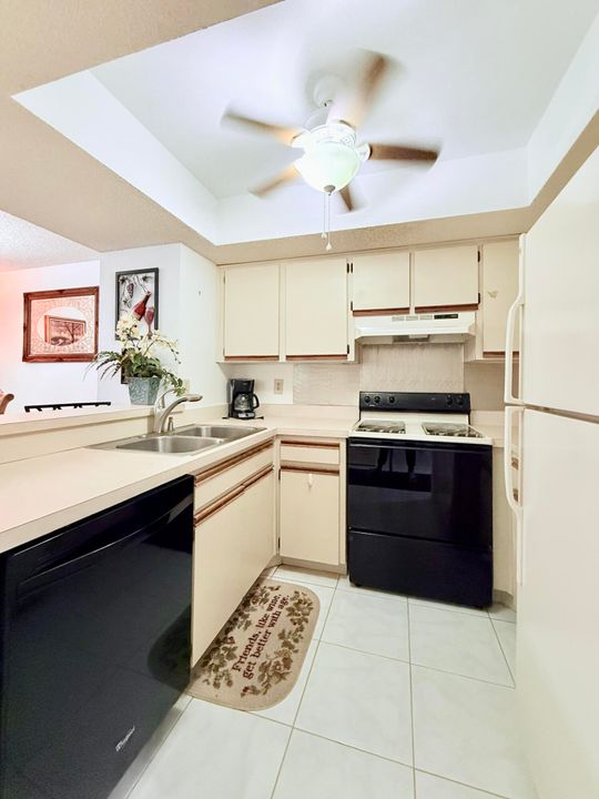 На продажу: $160,000 (2 спален, 2 ванн, 886 Квадратных фут)