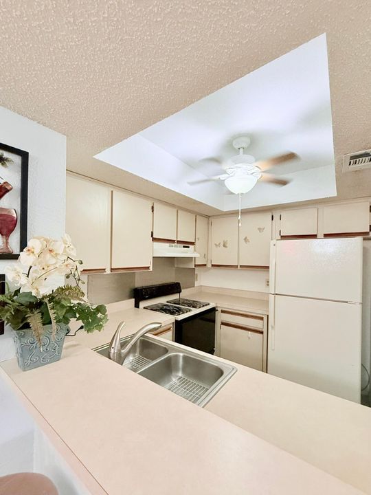 На продажу: $160,000 (2 спален, 2 ванн, 886 Квадратных фут)