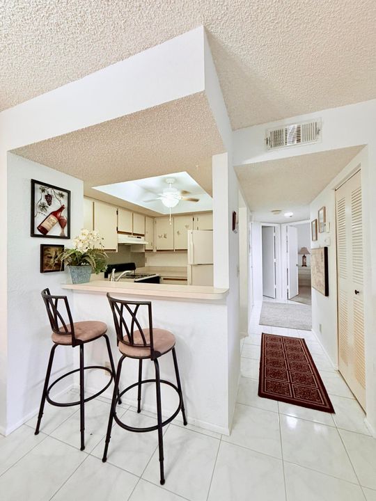 На продажу: $160,000 (2 спален, 2 ванн, 886 Квадратных фут)