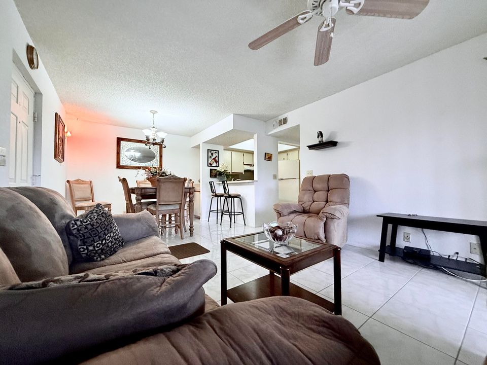 На продажу: $160,000 (2 спален, 2 ванн, 886 Квадратных фут)