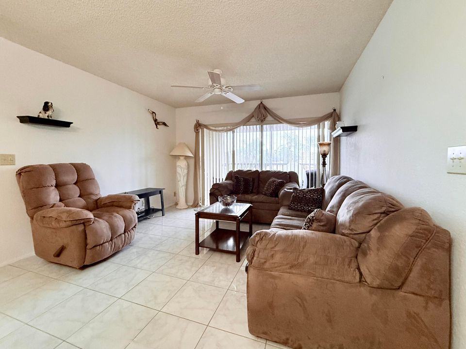 На продажу: $160,000 (2 спален, 2 ванн, 886 Квадратных фут)