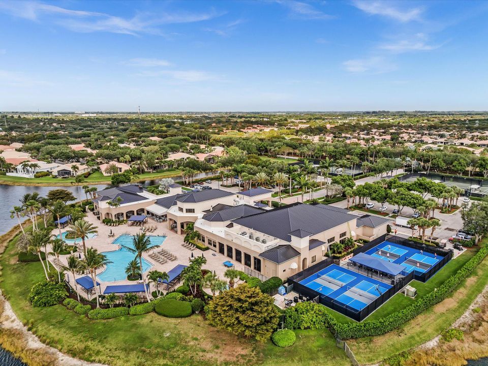 For Sale: $820,000 (3 beds, 2 baths, 2744 Square Feet)