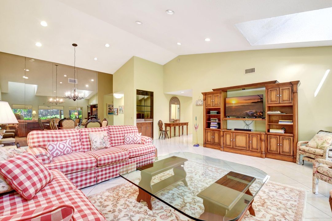 待售: $259,000 (3 贝兹, 2 浴室, 2046 平方英尺)