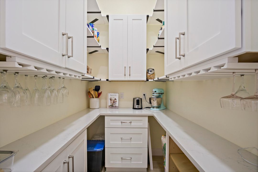 待售: $799,000 (4 贝兹, 2 浴室, 2304 平方英尺)