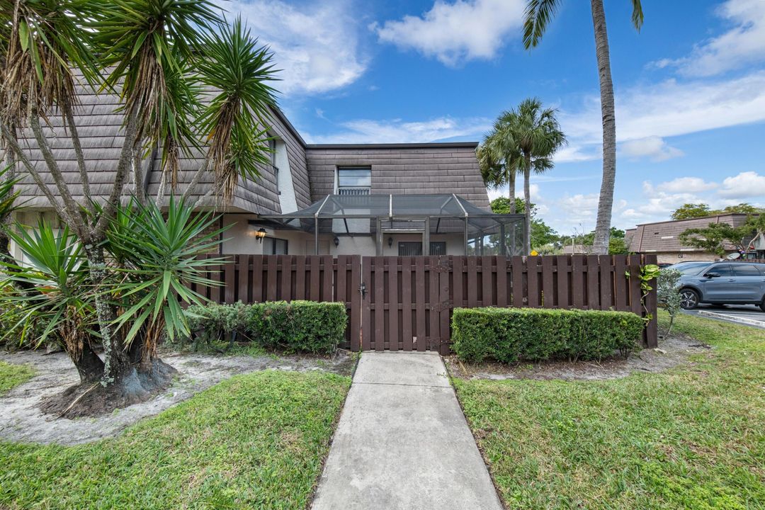 For Rent: $2,700 (2 beds, 2 baths, 1284 Square Feet)