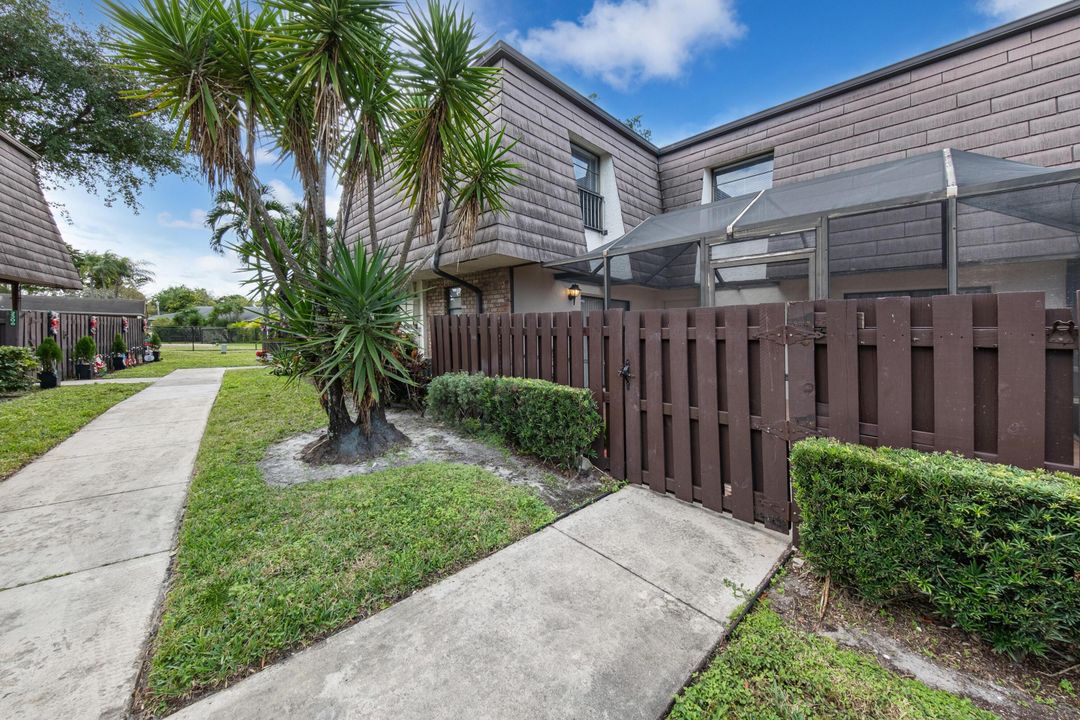 For Rent: $2,700 (2 beds, 2 baths, 1284 Square Feet)