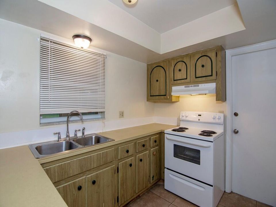 For Sale: $239,900 (2 beds, 1 baths, 930 Square Feet)