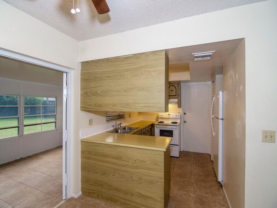 For Sale: $239,900 (2 beds, 1 baths, 930 Square Feet)