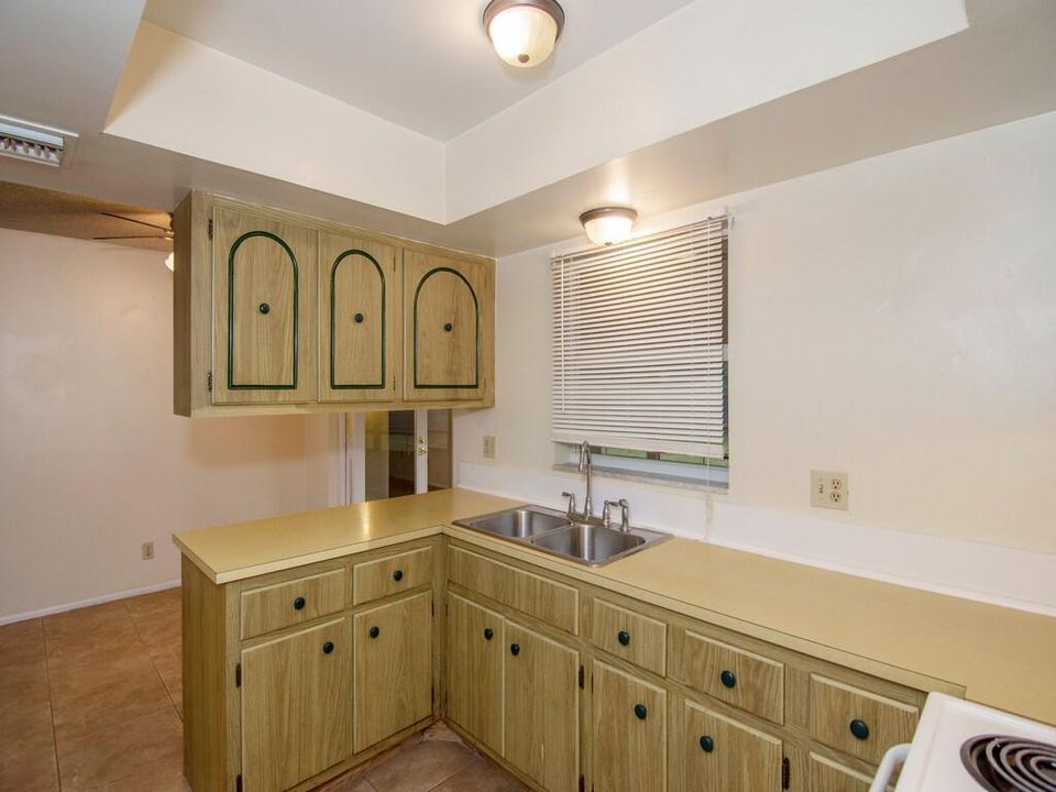 For Sale: $239,900 (2 beds, 1 baths, 930 Square Feet)