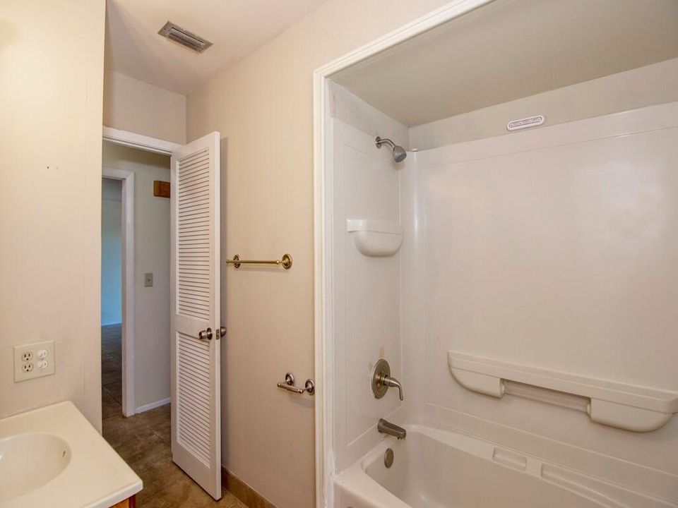 For Sale: $239,900 (2 beds, 1 baths, 930 Square Feet)