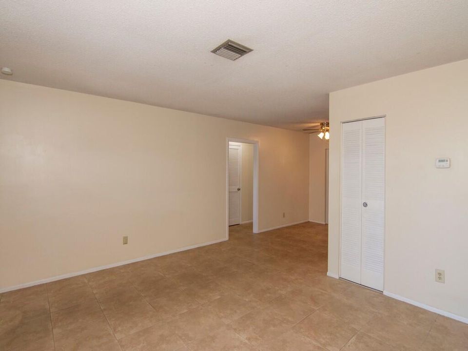 For Sale: $239,900 (2 beds, 1 baths, 930 Square Feet)