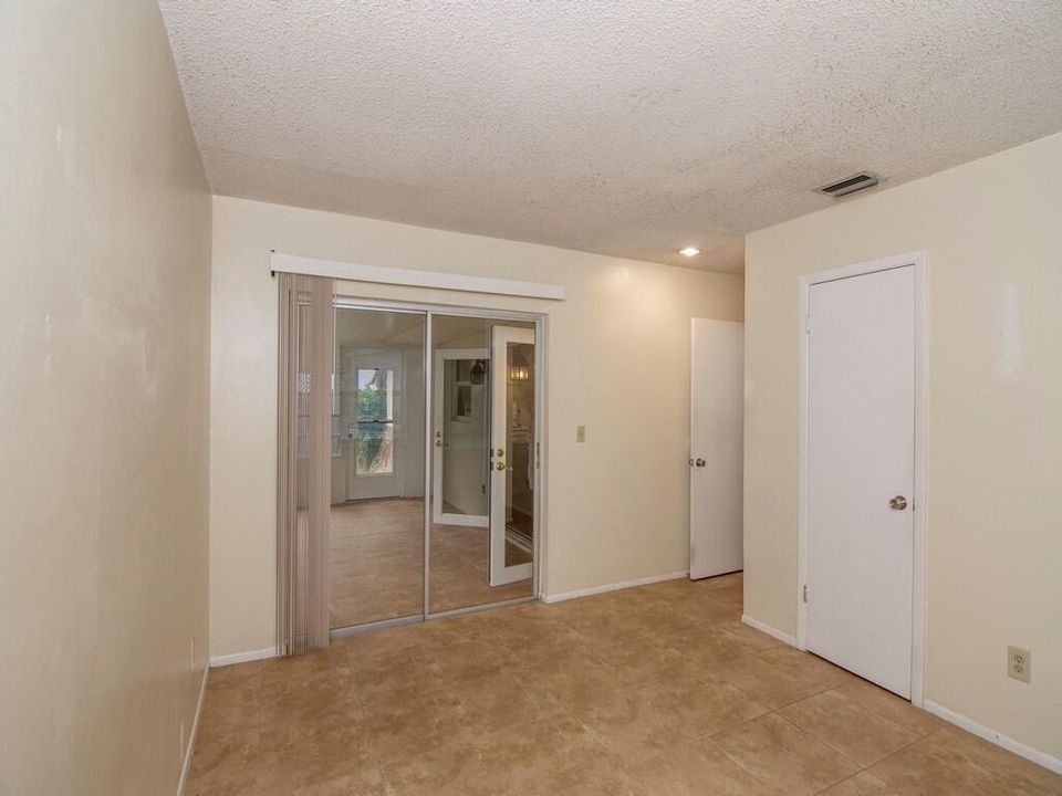 For Sale: $239,900 (2 beds, 1 baths, 930 Square Feet)