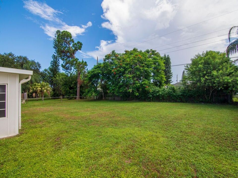 For Sale: $239,900 (2 beds, 1 baths, 930 Square Feet)