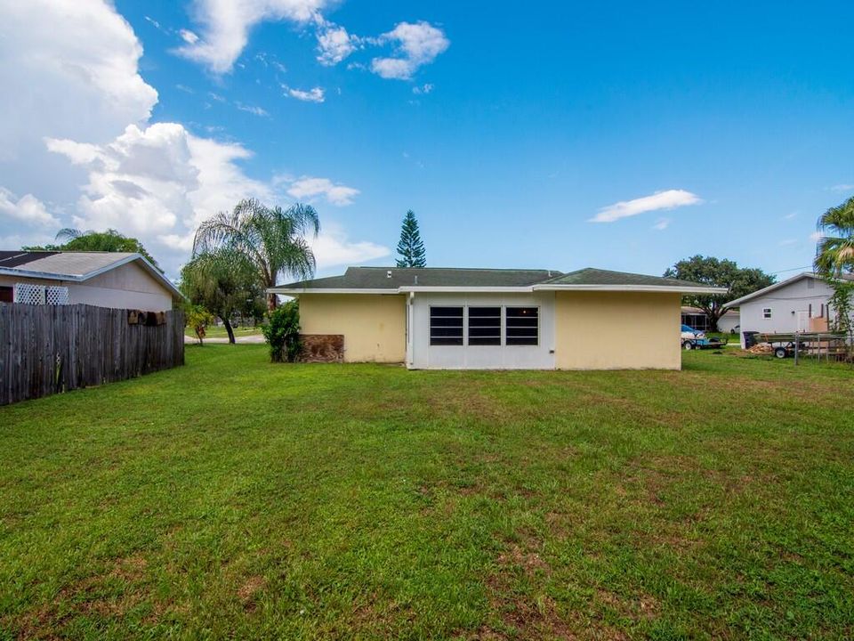 For Sale: $239,900 (2 beds, 1 baths, 930 Square Feet)