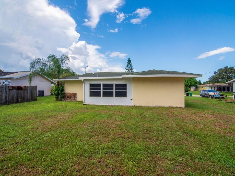 For Sale: $239,900 (2 beds, 1 baths, 930 Square Feet)