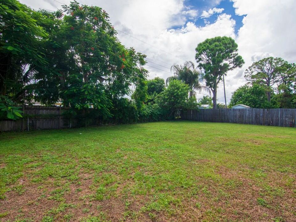 For Sale: $239,900 (2 beds, 1 baths, 930 Square Feet)