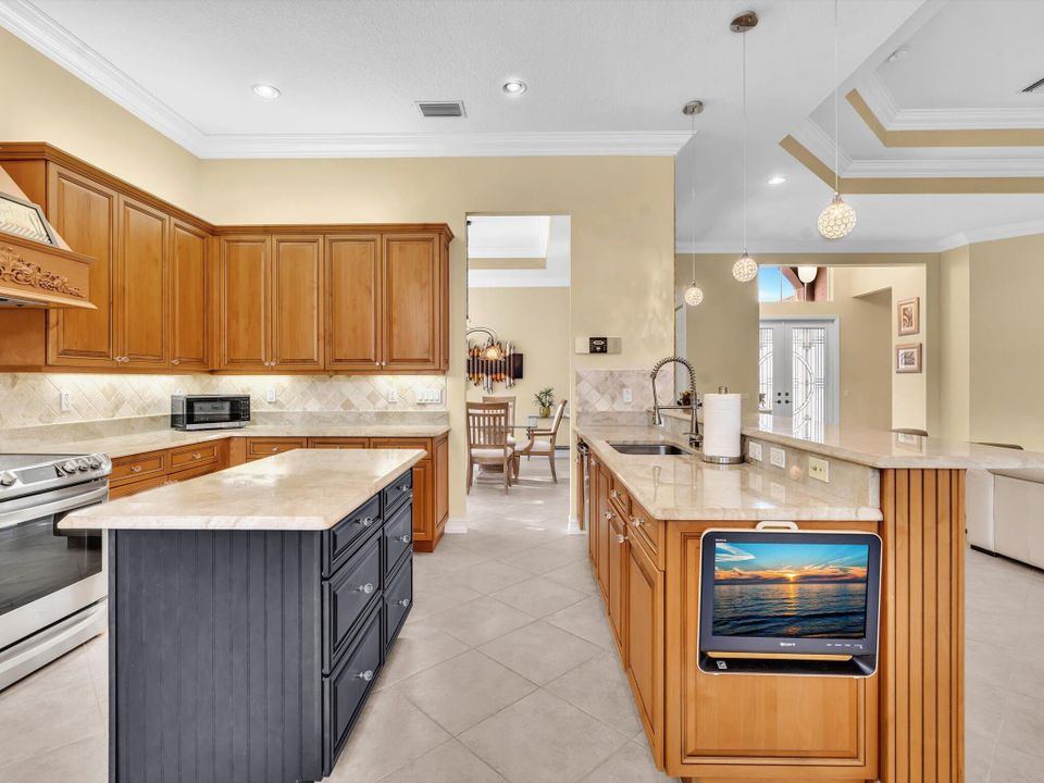 For Sale: $820,000 (3 beds, 2 baths, 2744 Square Feet)