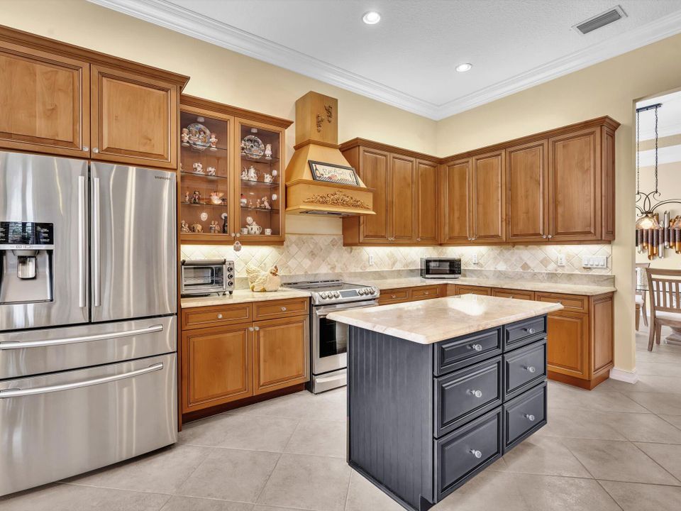 For Sale: $820,000 (3 beds, 2 baths, 2744 Square Feet)